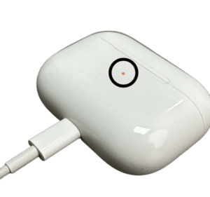 Significado das cores da luz da caixa dos AirPods 8 luz laranja quando a caixa se encontra ligada a um carregador