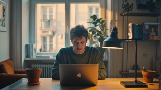 MacBook Pro recondicionado: vale a pena investir? 6 Cliente satisfeito unboxing um MacBook Pro reformado em um espaço de trabalho moderno e minimalista.