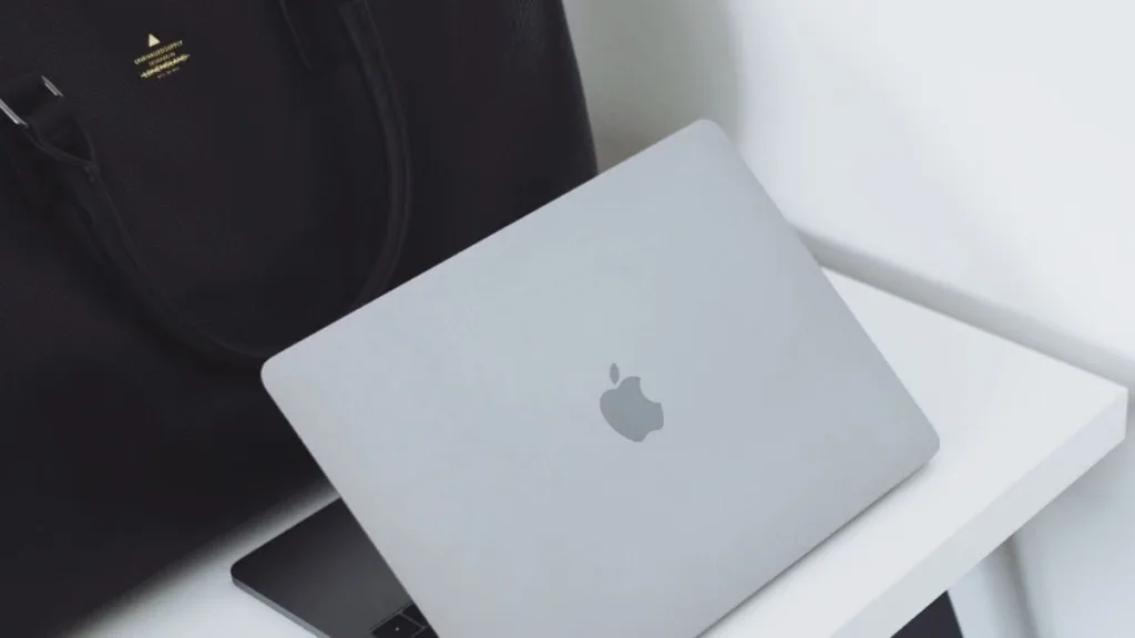 Atualização do macOS 14.4.1 melhora desempenho e corrige bugs para utilizadores do MacBook Apple 2 A palavra-chave mais adequada para esta notícia é "atualização do macOS".