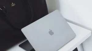 A palavra-chave mais adequada para esta notícia é "atualização do macOS".