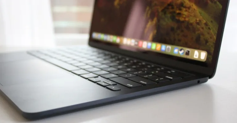 O artigo destaca a importância da competição saudável no mercado de tecnologia e a expectativa pela chegada de um concorrente de peso para o MacBook. A palavra-chave que melhor se adapta a esta notícia é "rival do MacBook".