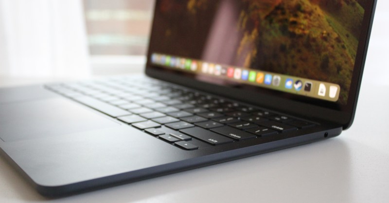 O artigo destaca a importância da competição saudável no mercado de tecnologia e a expectativa pela chegada de um concorrente de peso para o MacBook. A palavra-chave que melhor se adapta a esta notícia é "rival do MacBook".