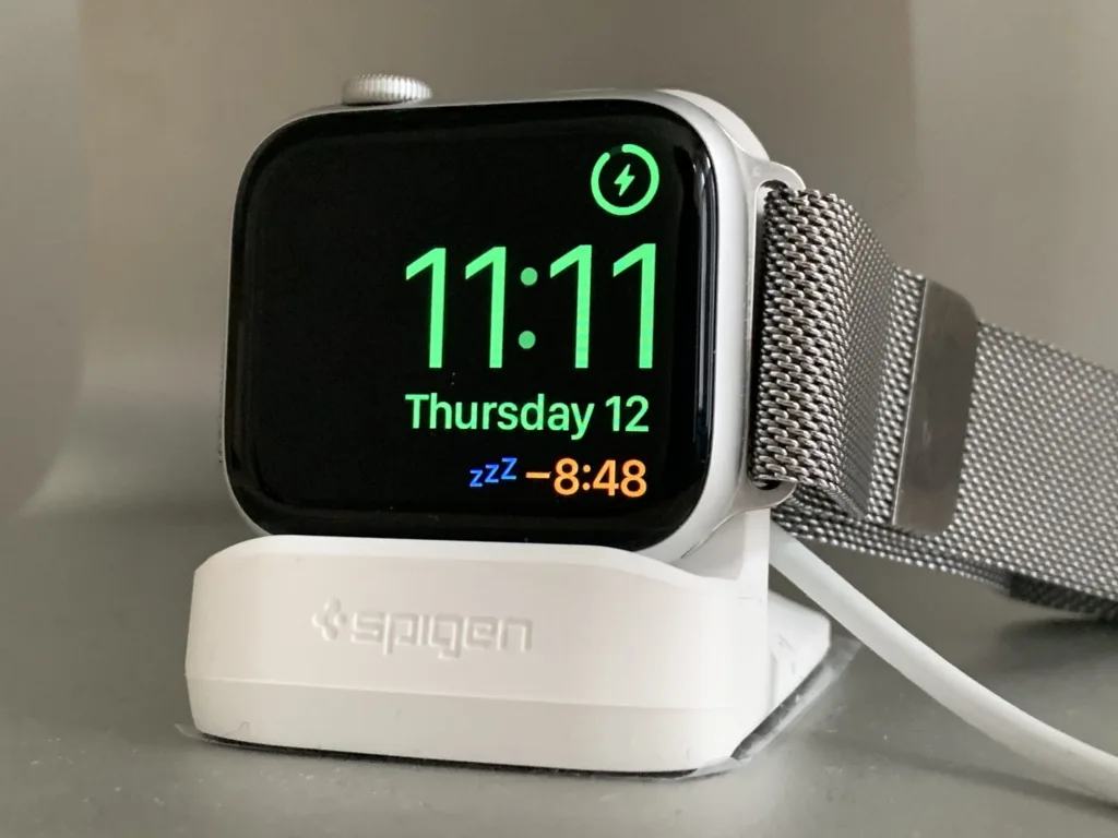 Como Transformar o Apple Watch num Despertador de Cabeceira com o Modo Nightstand 2 A palavra-chave é "Modo Nightstand".