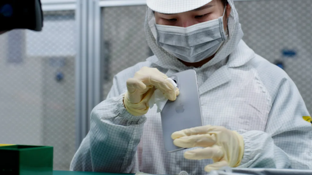 Apple aumenta automatização das fábricas de iPhone 2 A palavra-chave que melhor se adapta à notícia é "Automação".