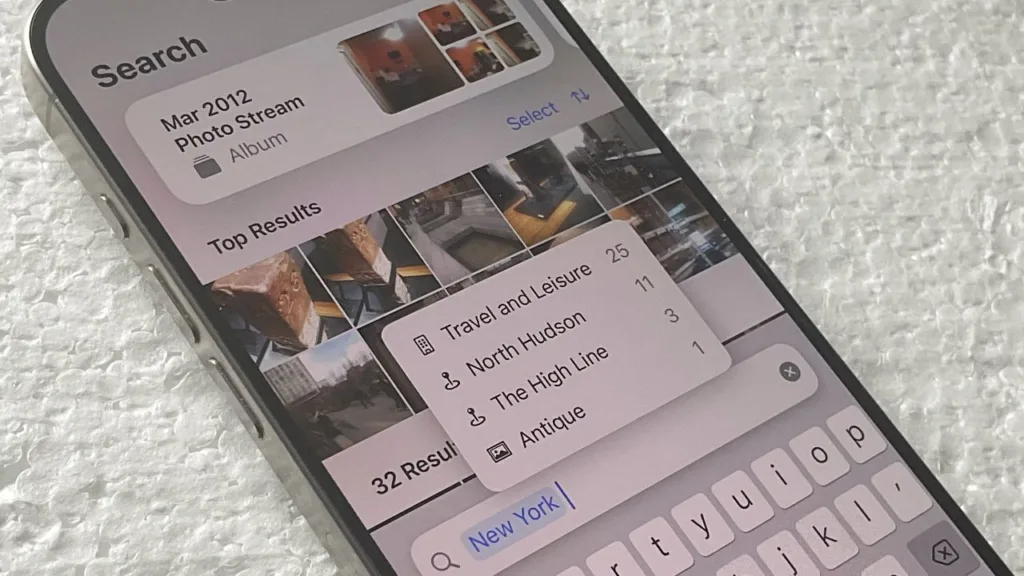 Nova atualização do iOS 18 da Apple melhora pesquisa em Fotos. 2 A palavra-chave que melhor se adapta à notícia é "Atualização iOS 18".