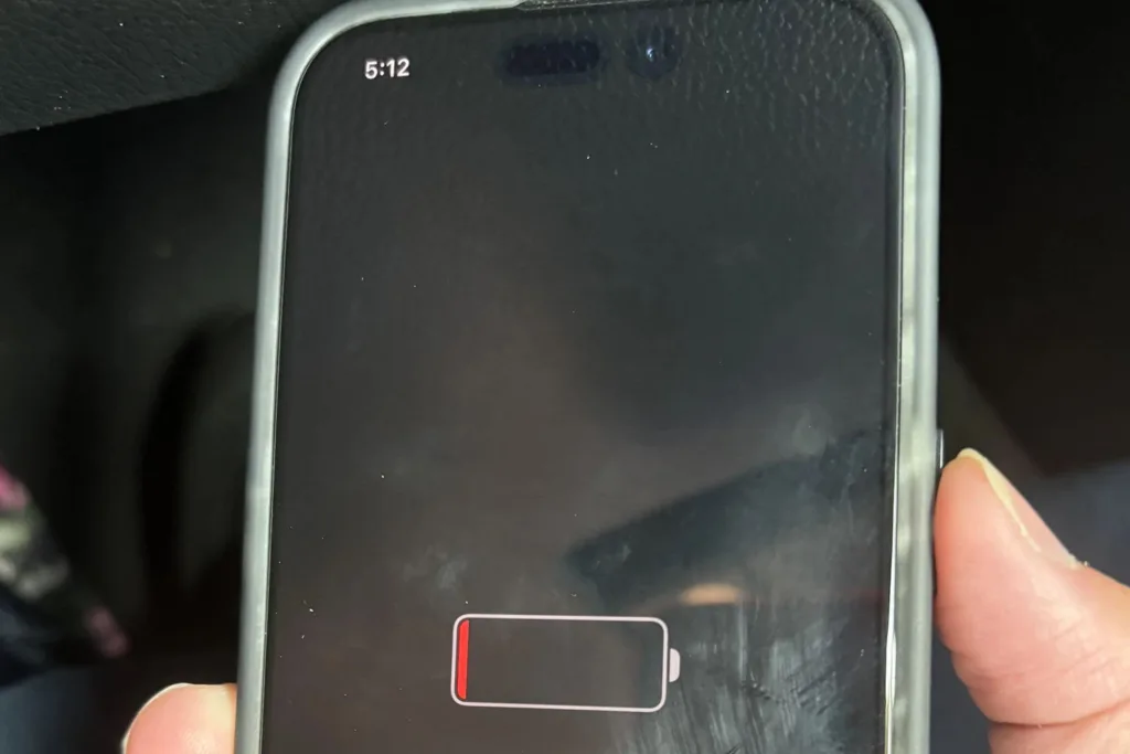 Revelada funcionalidade surpreendente no iOS 18 2 A palavra-chave que melhor se adapta à notícia é "mostrar horas sem bateria".