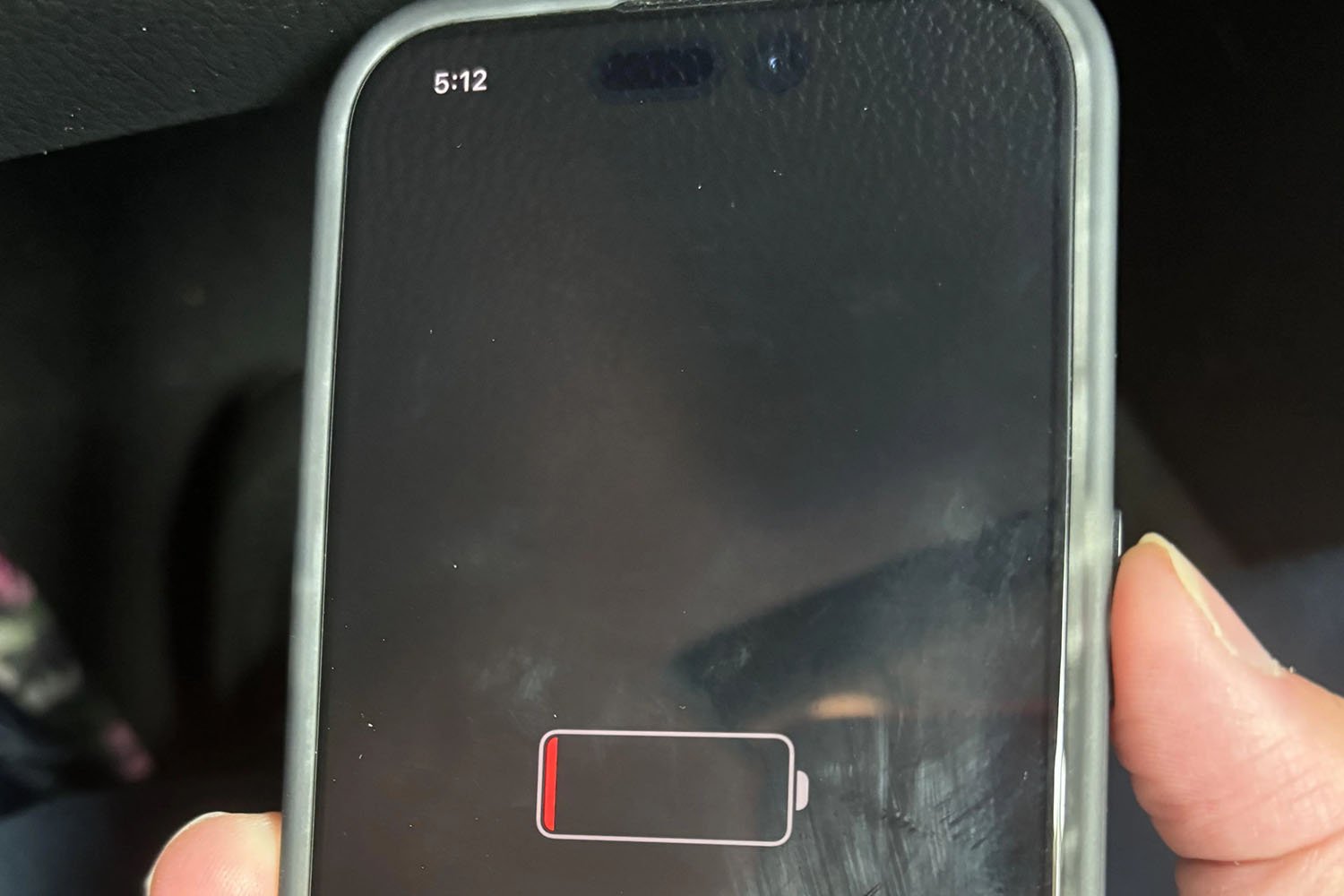 A palavra-chave que melhor se adapta à notícia é "mostrar horas sem bateria".