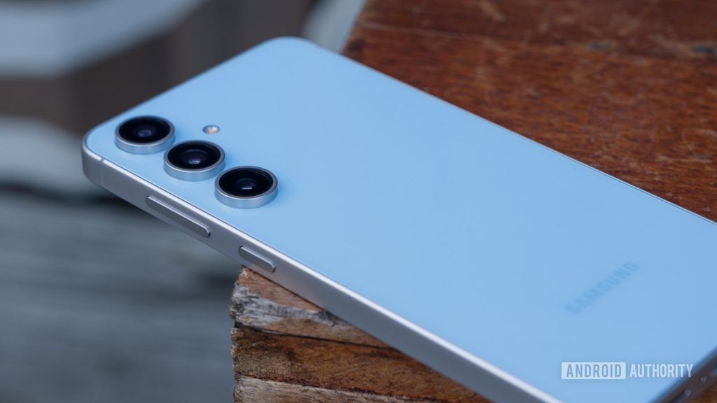 Galaxy S25 FE carregamento Qi2 | iOutlet 2 Galaxy S25 FE: Carregamento Qi2 e Design Sem Surpresas