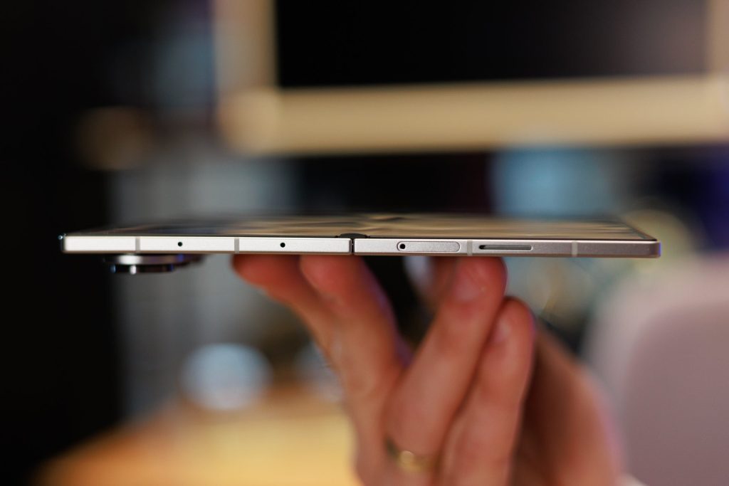 Problemas Galaxy Z Fold 7 | iOutlet 2 Problemas Galaxy Z Fold 7: Dobradiça impede abertura completa