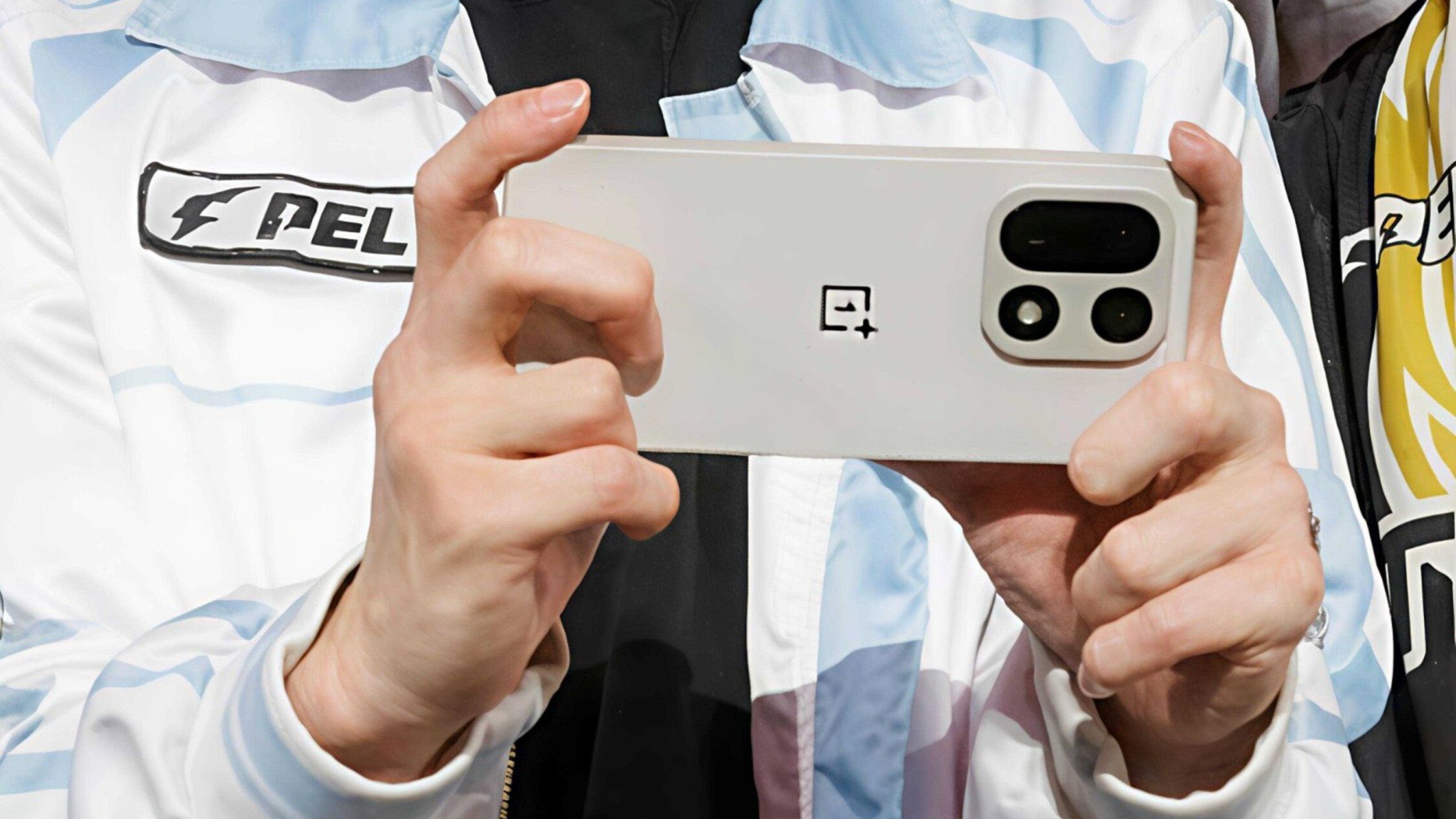 Review OnePlus 15: Desempenho em Jogos Impressiona