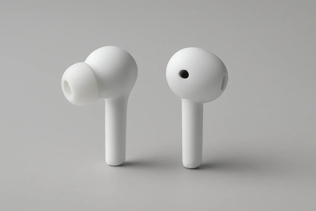 Confronto simbolico tra AirPods Pro 3 e AirPods 4 ANC con due tipi di inserimento: con punta e aperto.
