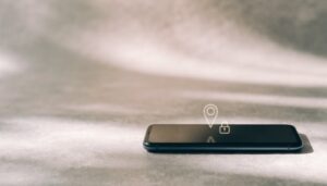 Roubaram-te o telemóvel? Faz isto agora, por esta ordem 4 Smartphone com ícone de localização e cadeado, a representar localizar e proteger um telemóvel perdido ou roubado